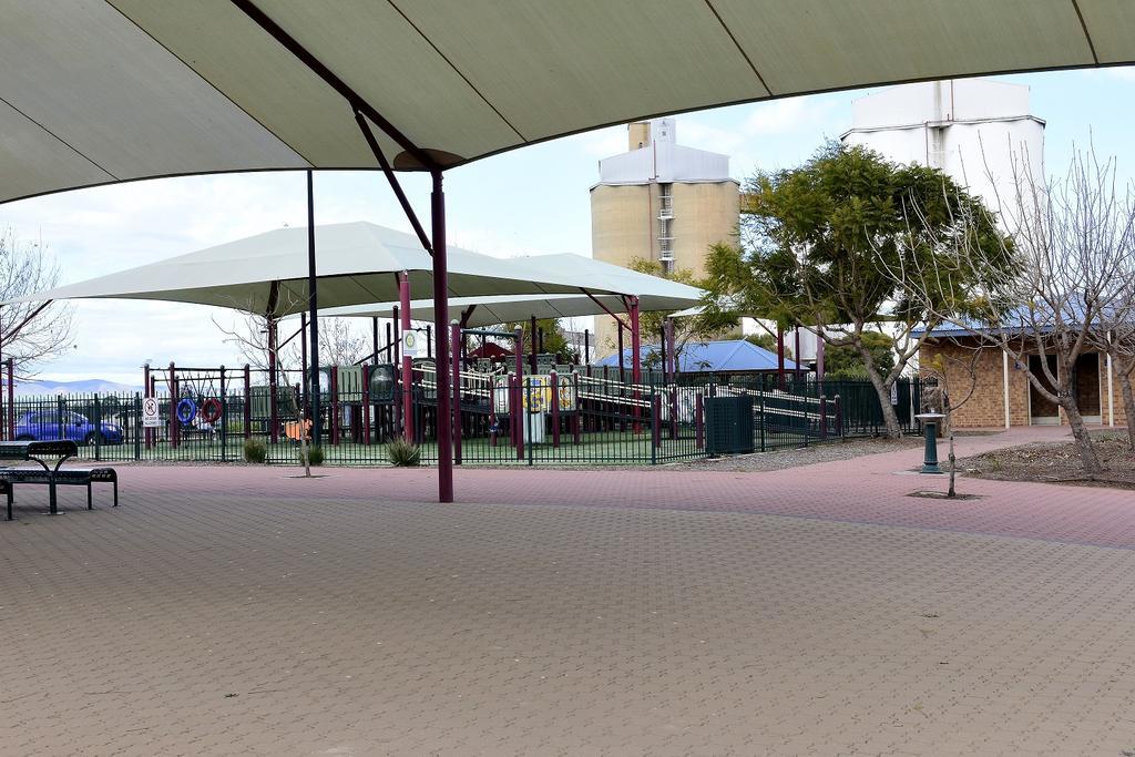 פורט פירי Travelway Motel מראה חיצוני תמונה